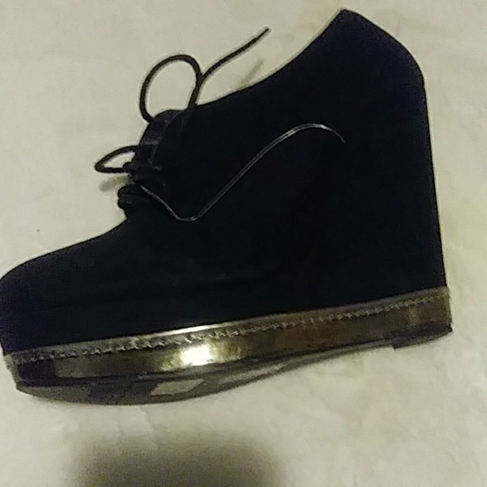 Shoes - Picture 3 of 4